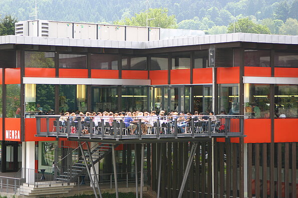 Ausblick auf Terrasse der Mensa von außen