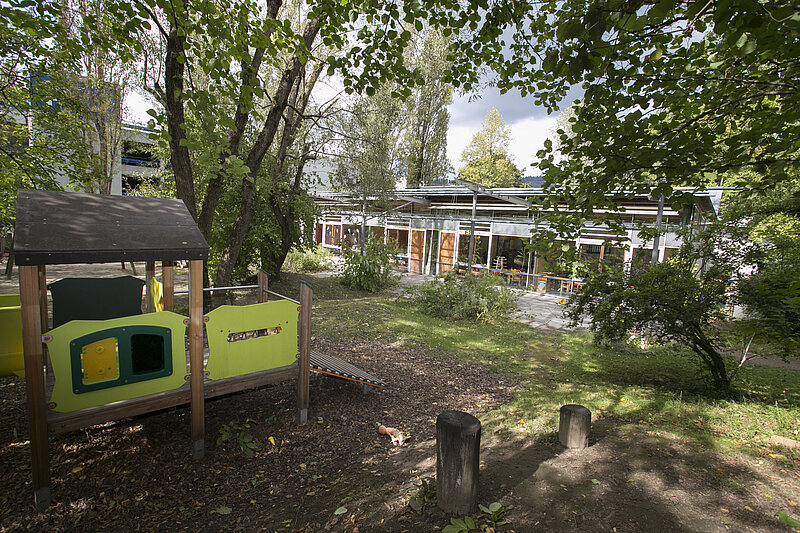 Die Kita Pusteblume von außen mit Spielplatz