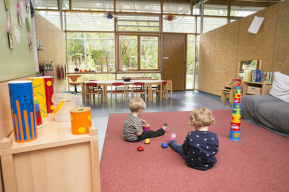 Zwei Kinder spielen in der Kita Pusteblume