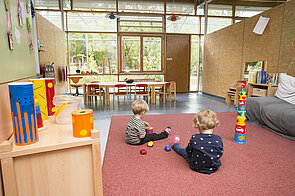 Zwei Kinder spielen in der Kita Pusteblume