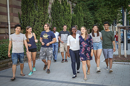 Eine Gruppe von Studierenden aller Herkünfte