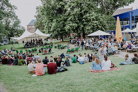 [Translate to Englisch:] Veranstaltung im Sommer im MensaGarten