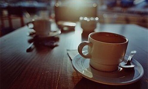 Kaffeetassen stehen auf dem Tisch