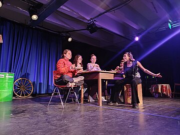 Mondo Musiktheater Schauspieler auf Bühne