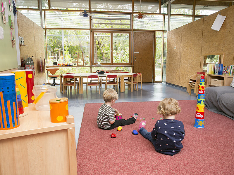 Zwei Kinder spielen