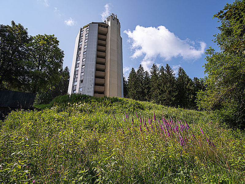 Wohnheimturm im Freien