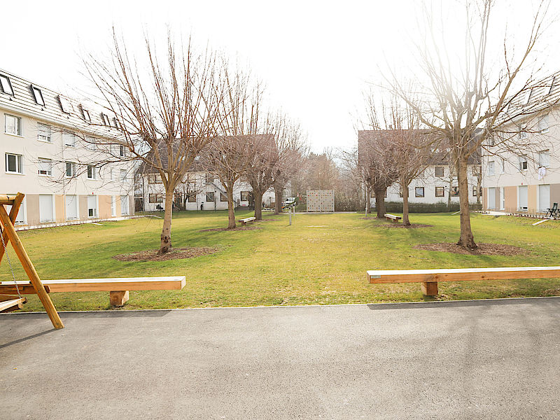 Ausblick auf Außenbereich mit Wohnheim und Grünfläche