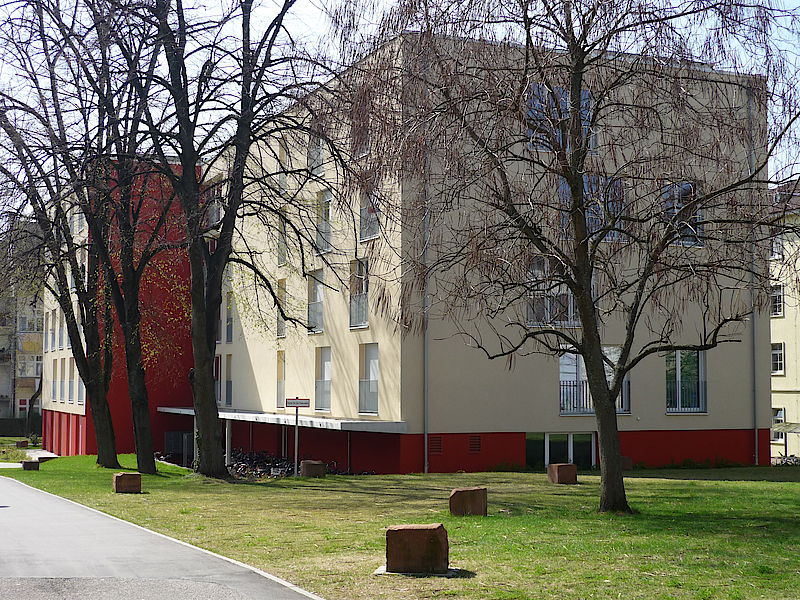Ausblick auf Wohnheim Händelstraße mit Grünfläche von außen