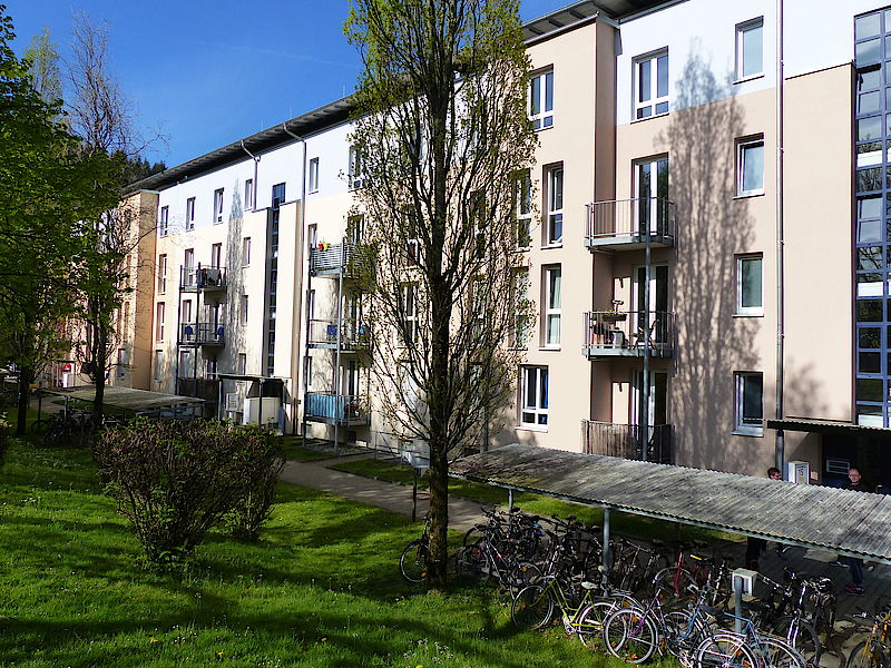 Ausblick auf Wohnheim Kunzenweg mit Grünfläche von außen