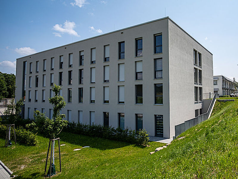 Ausblick auf Wohnheim Schramberger 30/1 mit Grünfläche von außen